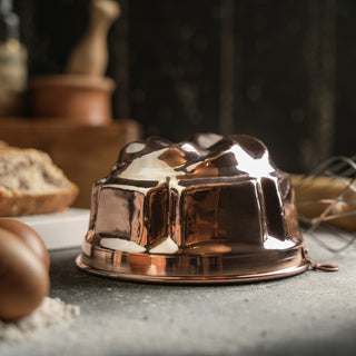 handmade copper Bundt cake mold for elegant baking, vintage-inspired artisan copper baking mold, high-quality copper cake pan for home bakers, decorative kitchenware copper cake mold, handcrafted copper gelatin and pudding mold, professional-grade copper Bundt pan for perfect baking,