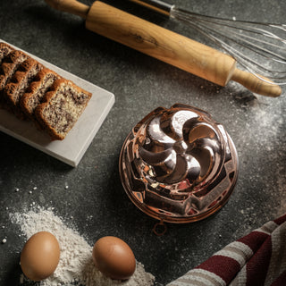 Handmade pure copper Bundt cake mold with an intricate vintage design, ideal for baking cakes, puddings, and gelatin. Doubles as a decorative kitchen piece.