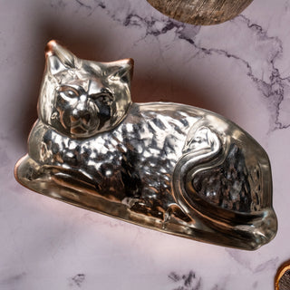 Copper cake mold, cat baking mold, copper kitchen decor, handcrafted bakeware, cat-shaped mold, copper kitchen wall art, decorative copper mold, unique baking mold, food-safe copper mold, copper kitchen accessories.
